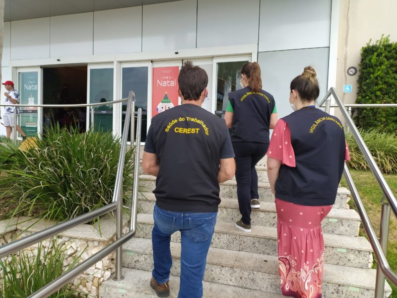 Equipes da Vigil&acirc;ncia Sanit&aacute;ria em conjunto com o Cerest circulam a partir desta segunda-feira (3) no com&eacute;rcio, ind&uacute;strias e bares – Foto: Prefeitura de Chapec&oacute;/ND