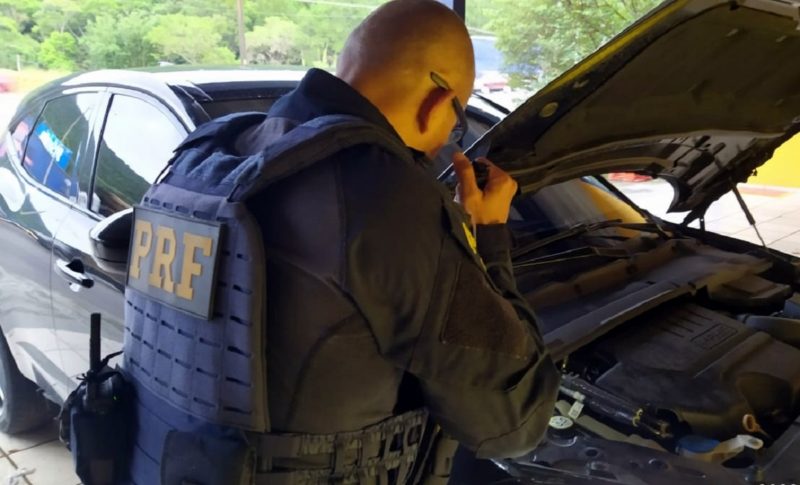 Policiais fazem vistoria no carro recuperado – Foto: PRF/Divulga&ccedil;&atilde;o/ND