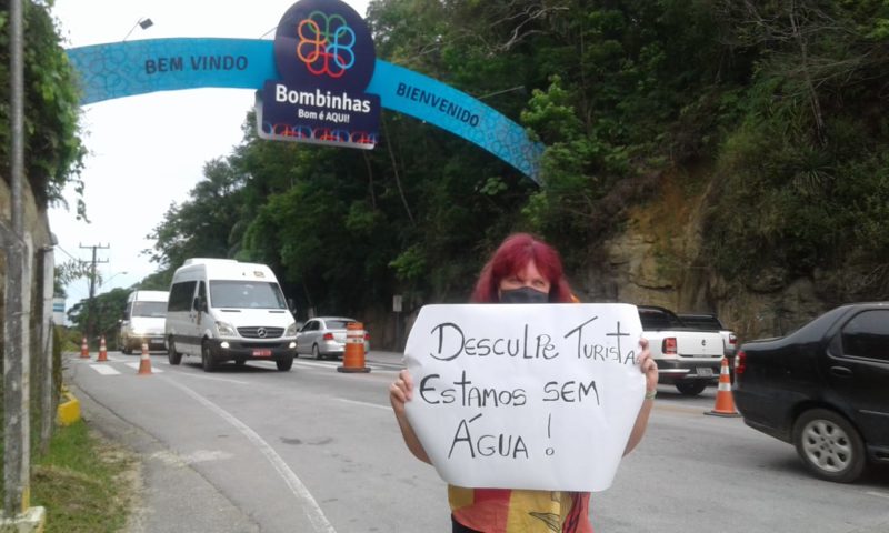 Moradores protestam contra falta d’&aacute;gua em Bombinhas – Foto: Arquivo pessoal/ND
