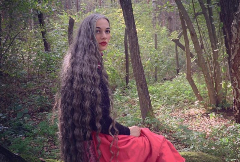 “Rapunzel” grisalha vem chamando a aten&ccedil;&atilde;o na web – Foto: Internet/Reprodu&ccedil;&atilde;o/ND