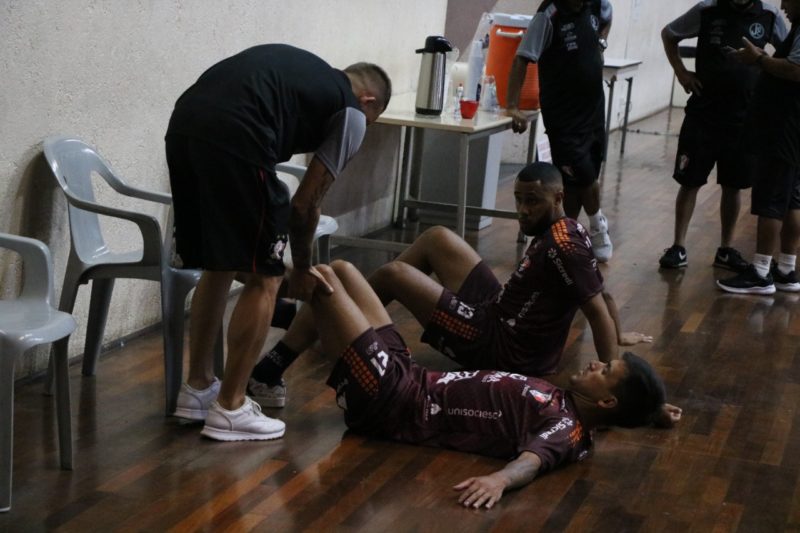 Jogadores fizeram avalia&ccedil;&atilde;o f&iacute;sica e tamb&eacute;m foram testados para a Covid-19 – Foto: Juliano Schmidt/JEC Futsal/Divulga&ccedil;&atilde;o/ND