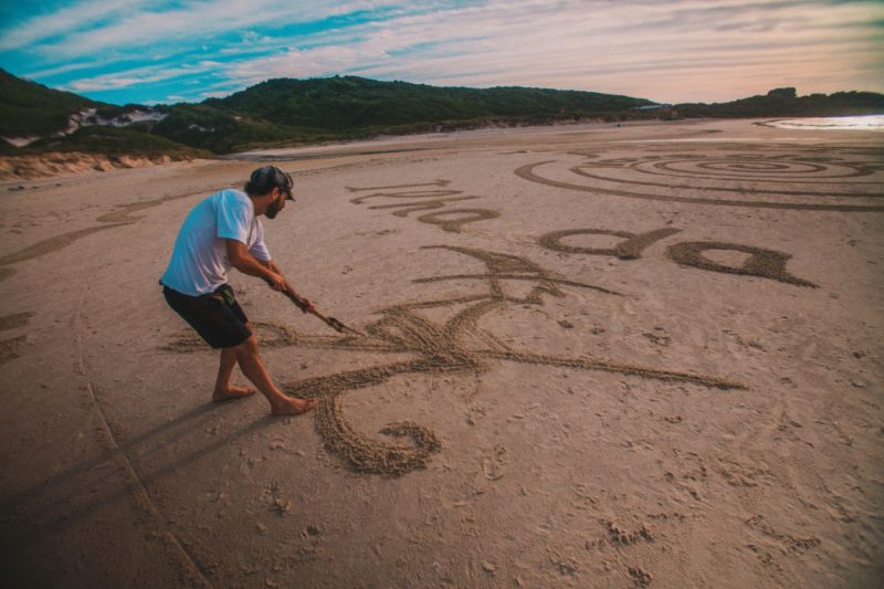 Reciclayton j&aacute; fez mais de 70 murais gigantes no litoral brasileiro – Foto: Luis Debiasi