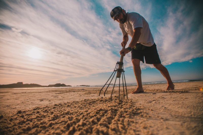 Reciclayton utiliza apenas o rastelo e cordas para criar os murais gigantes – Foto: Luis Debiasi/ND