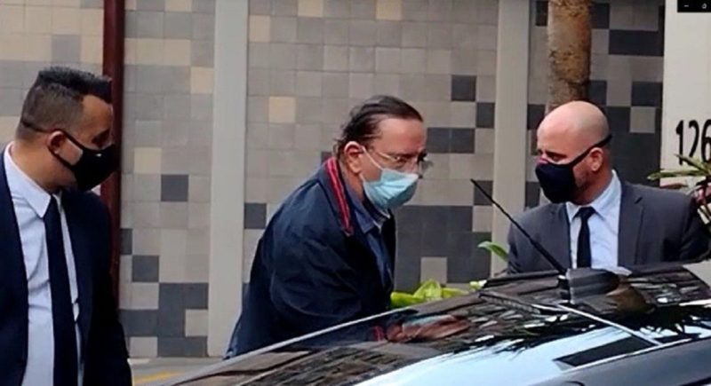 M&eacute;dico Ant&ocirc;nio Macedo chega ao hospital onde est&aacute; internado Jair Bolsonaro em S&atilde;o Paulo – Foto: Record TV/ Reprodu&ccedil;&atilde;o