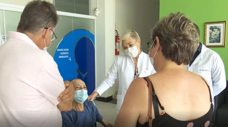 Reencontro aconteceu ap&oacute;s Carlos ser internado em S&atilde;o Francisco do Sul – Foto: Thiago Bonin/NDTV