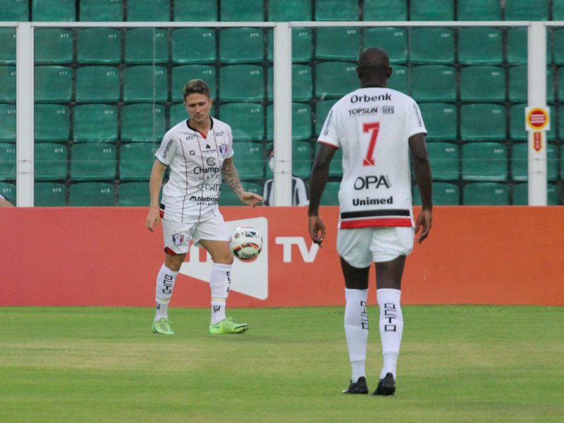 Renan Castro comemora os 50 jogos com a camisa tricolor – Foto: Vitor Forcellini/JEC/Divulga&ccedil;&atilde;o/ND