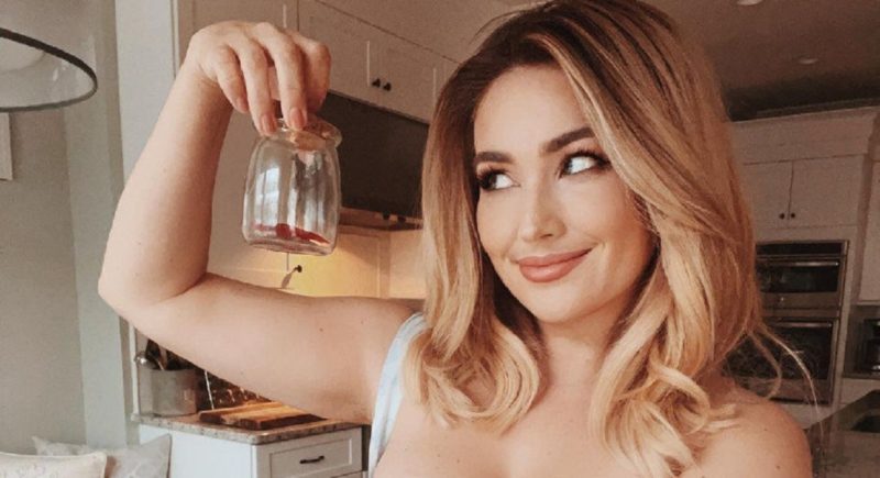 Modelo ganhou fama mundial após vender puns na internet