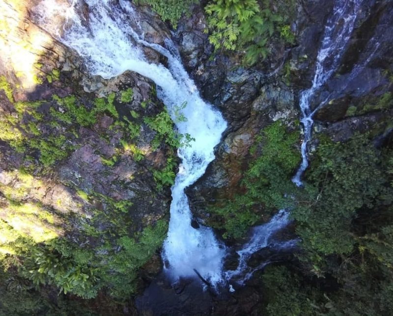 Cachoeira onde a jovem caiu tem cerca de 50 metros de altura – Foto: GRM/Divulga&ccedil;&atilde;o