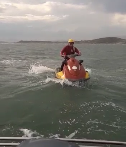 Surfista &eacute; arrastado pelo mar em Laguna – Foto: Divulga&ccedil;&atilde;o/CBM/ND