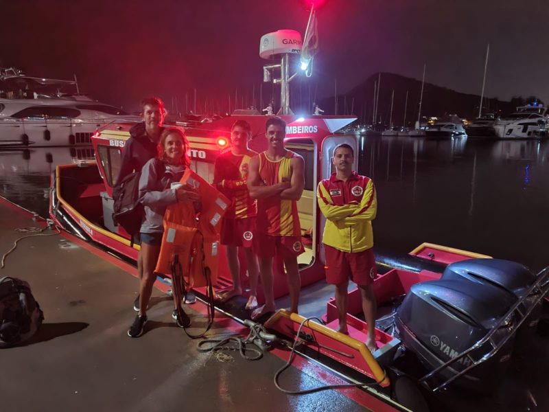 Mar com ondas de 3 metros deixa veleiro &agrave; deriva em Balne&aacute;rio Pi&ccedil;arras – Foto: Corpo de Bombeiros Militar/Divulga&ccedil;&atilde;o