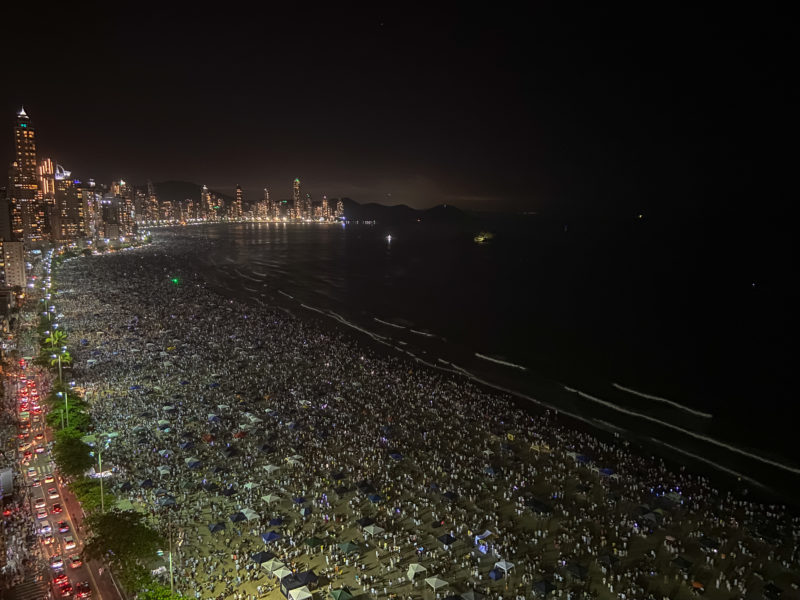 Segundo a PM, cerca de 600 mil pessoas estiveram na Praia Central de Balne&aacute;rio Cambori&uacute; para a chegada de 2022 – Foto: Bruno Golembiewski/Reprodu&ccedil;&atilde;o/ND