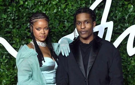 Rihanna est&aacute; gr&aacute;vida do primeiro filho com rapper A$AP Rocky – Foto: Bang Showbiz
