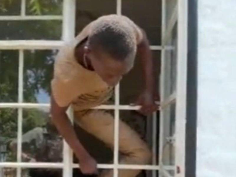 Ladr&atilde;o conseguiu passar por espa&ccedil;o min&uacute;sculo para roubar – Foto: Internet/ND