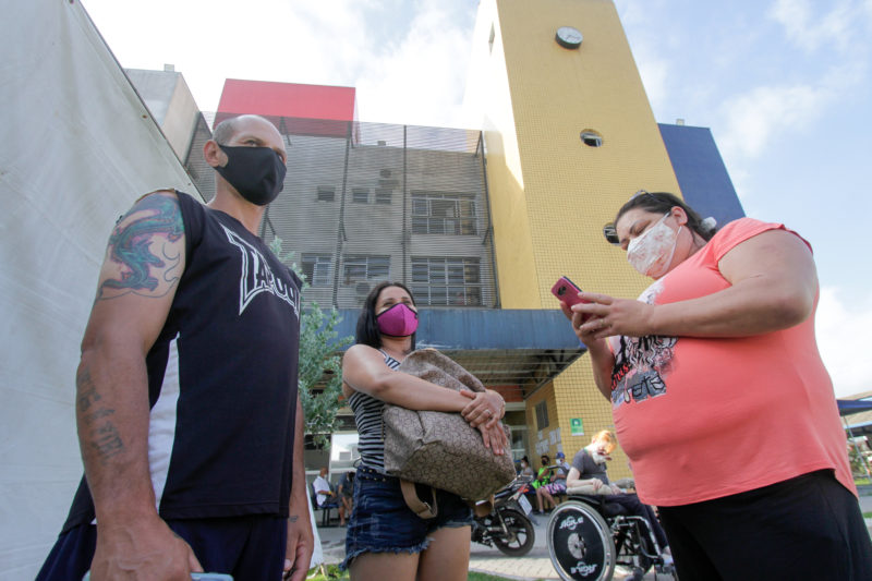 Familiares esperando atendimento em meio ao calor de Florianópolis