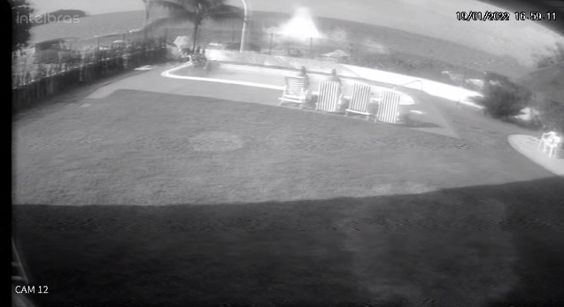 Momento exato da queda da aeronave na &aacute;gua; susto muito grande e “milagre” pela sobreviv&ecirc;ncia dos ocupantes – Foto: Condominio Acquamare/divulga&ccedil;&atilde;o/ND