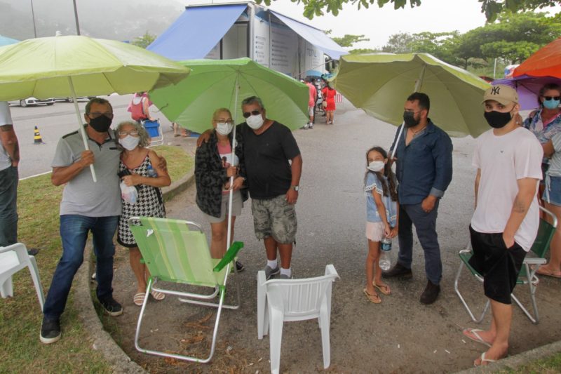 Familiares esperando testes de Covid-19 em Florianópolis