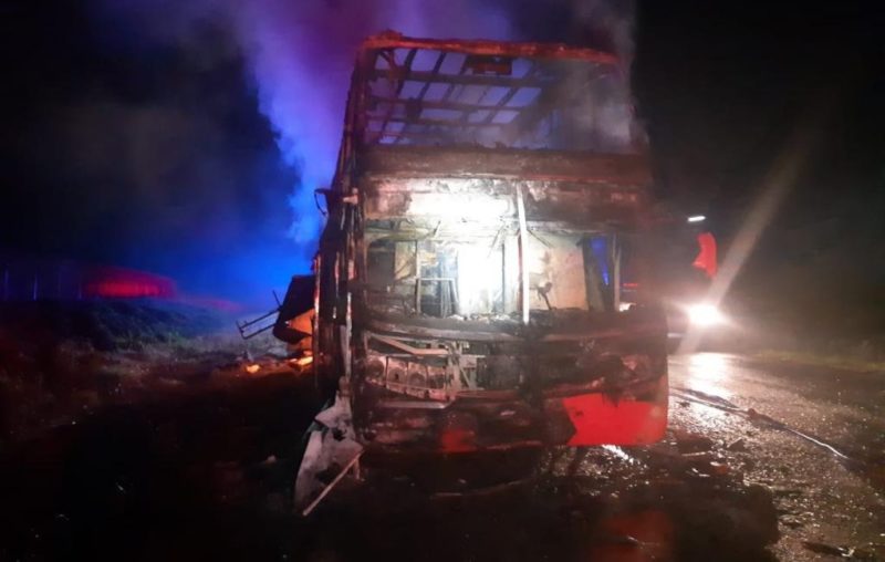 &Ocirc;nibus pegou fogo durante trajeto de Bel&eacute;m at&eacute; Florian&oacute;polis – Foto: PRF/Divulga&ccedil;&atilde;o/ND