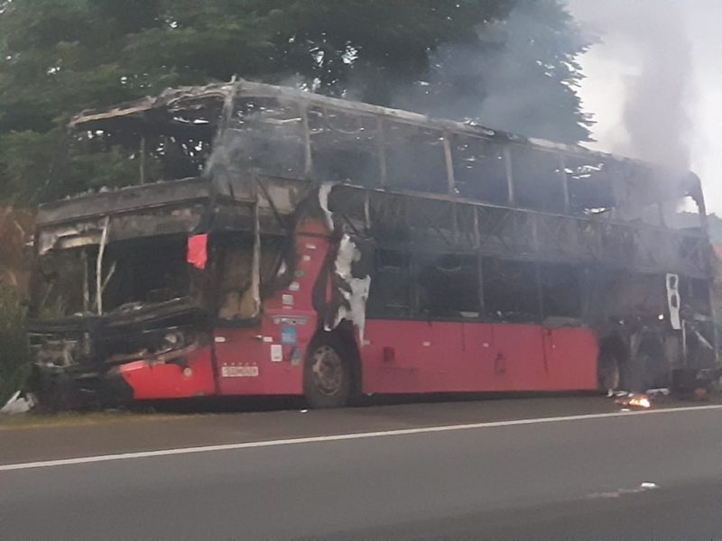 Veículo foi destruído pelas chamas &#8211; Foto: PRF/Divulgação/ND