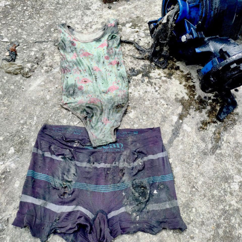 T&eacute;cnicos da Casan encontram todo tipo de coisa, de roupas a camisinhas, poluindo as tubula&ccedil;&otilde;es – Foto: Casan/Divulga&ccedil;&atilde;o/ND