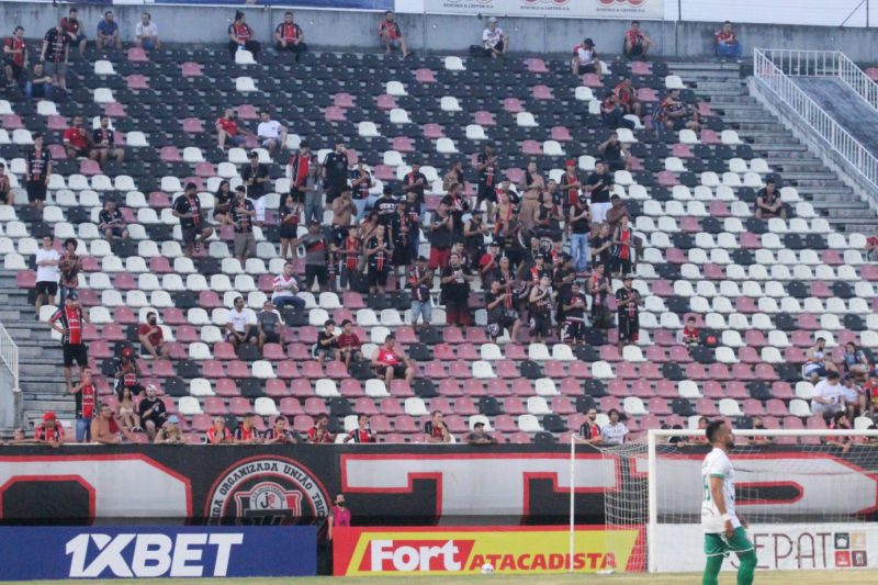 Torcida apoiou o time, mas ap&oacute;s os gols no final do jogo, iniciou os gritos de protesto – Foto: Vitor Forcellini/JEC/Divulga&ccedil;&atilde;o/ND