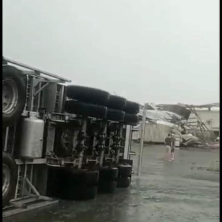 Caminh&otilde;es tombados na &aacute;rea industrial da cidade de Timb&oacute; – Foto: Piter Scheuer/Divulga&ccedil;&atilde;o
