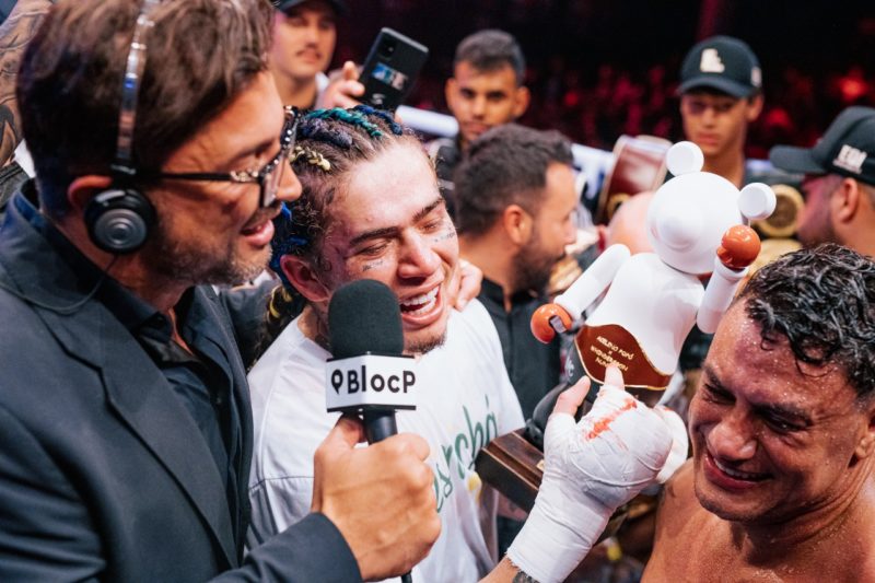 Momento em que Pop&oacute; entrega o trof&eacute;u para o youtuber Whindersson – Foto: J&uacute;lio Henrique