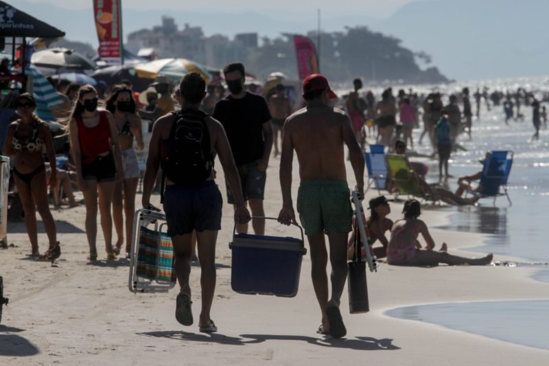 O que muitos est&atilde;o fazendo &eacute; isso: trazendo o ‘isopors&atilde;o’ abastecido – Foto: Leo Munhoz/ND