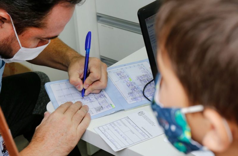 Principal alvo s&atilde;o crian&ccedil;as e adolescentes, mas todas as pessoas podem ir atualizar a caderneta de vacina&ccedil;&atilde;o – Foto: Prefeitura de Joinville