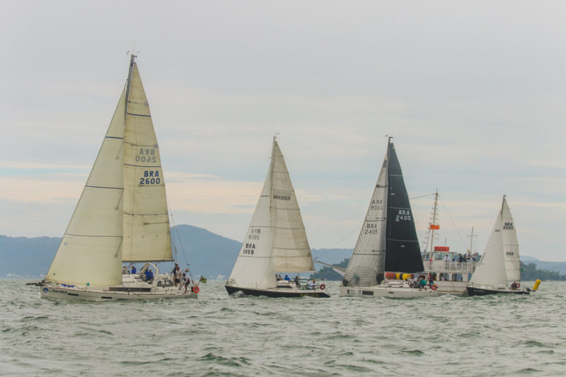 barcos participam do circuito oceênico da ilha
