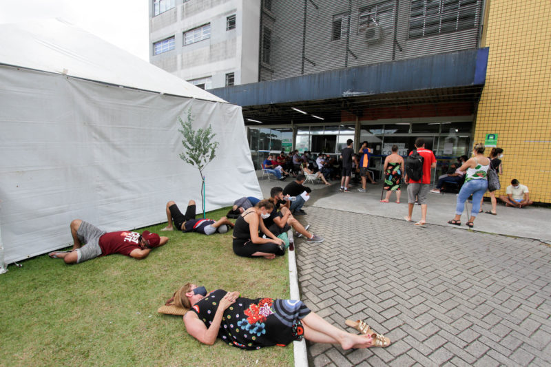 Espera na UPA Sul faz com que pacientes deitem no gramado enquanto esperam por atendimento – Foto: Leo Munhoz/ND