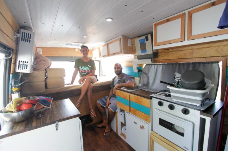 Praticando o desapego, casal abandonou a rotina, o trabalho; eles est&atilde;o amando o contato com as pessoas – Foto: Leo Munhoz/ND