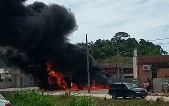 Van pega fogo na zona Sul de Joinville