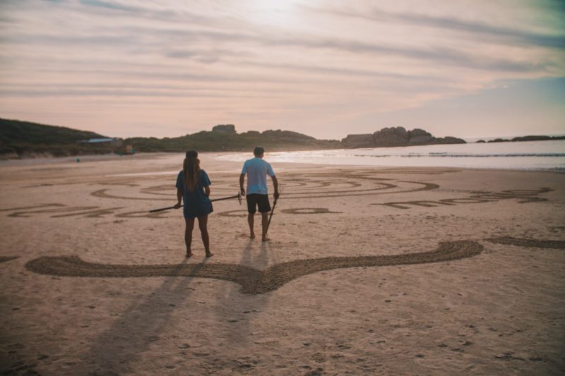 Dupla produziu o mural da Galheta em duas horas – Foto: Luis Debiasi/ND