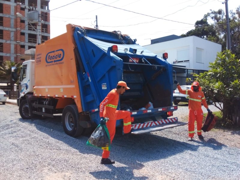 É essencial o trabalho dos coletores, profissionais que recolhem o lixo diariamente nos municípios &#8211; Foto: Divulgação