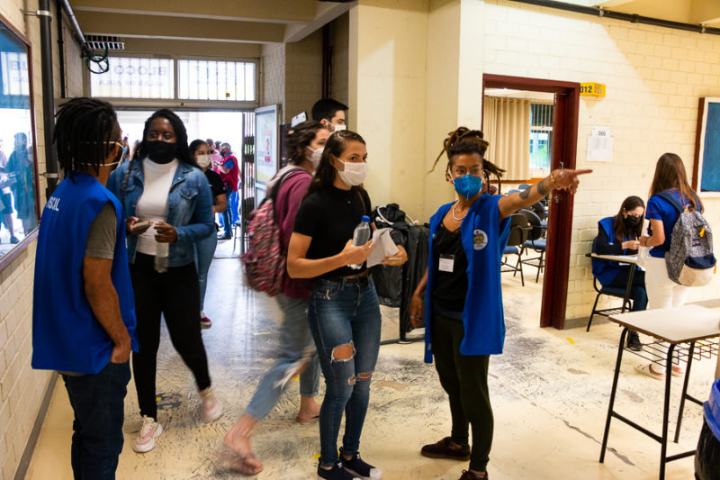 candidatos recebendo orientação no vestibular da UFSC 2022