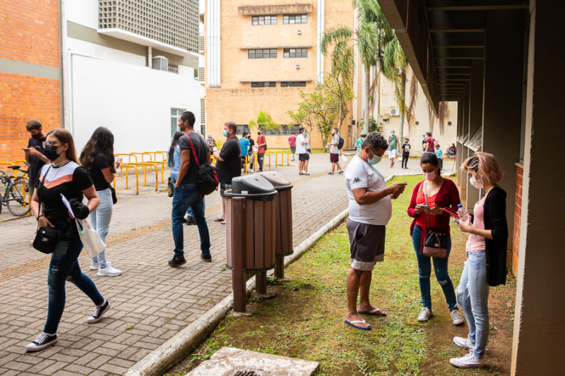 Candidatos chegam para o vestibular da UFSC – Foto: Henrique Almeida/ Agecom UFSC