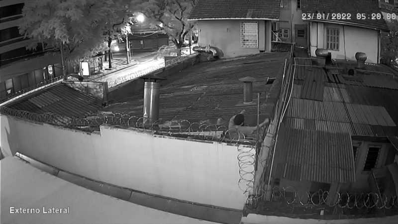 Ladr&atilde;o fica “entalado” ao tentar roubar rios de um com&eacute;rcio em Curitiba – Foto: Divulga&ccedil;&atilde;o/ND