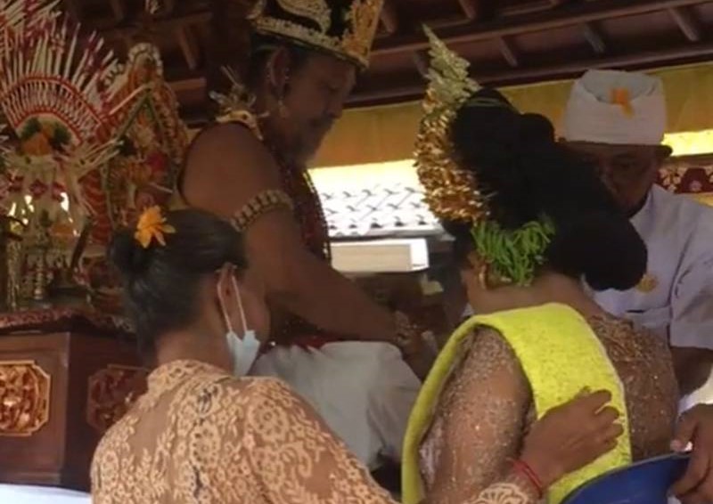 mulher casando com objeto inusitado