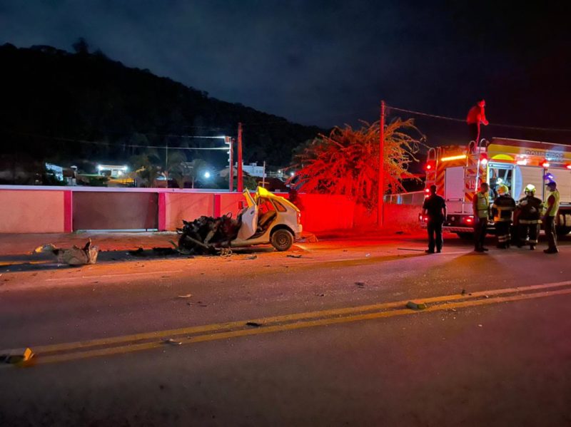 Carro ficou completamente destru&iacute;do ap&oacute;s colis&atilde;o – Foto: Corpo de Bombeiros/Divulga&ccedil;&atilde;o