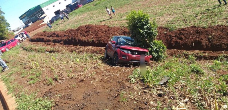 Motorista da caminhonete morreu na hora. A passageira foi socorrida com les&otilde;es leves – Foto: Internet/ND