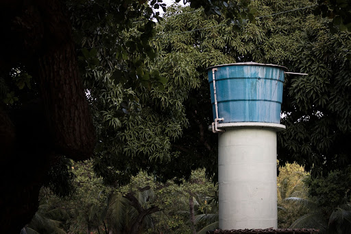 Mantenha a caixa sempre fechada para evitar poeira e a entrada de pequenos animais. Caixas d&rsquo;&aacute;gua sem manuten&ccedil;&atilde;o podem levar &agrave; dissemina&ccedil;&atilde;o de doen&ccedil;as como diarreias, e tamb&eacute;m a dengue, pois o Aedes aegypti se desenvolve em &aacute;gua limpa e parada, encontrando condi&ccedil;&otilde;es favor&aacute;veis para a reprodu&ccedil;&atilde;o – Foto: Divulga&ccedil;&atilde;o