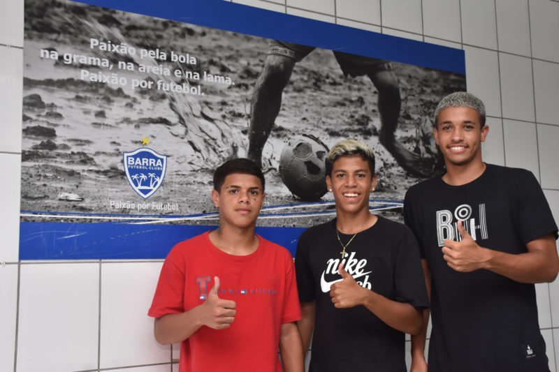Trio da base do Barra FC posa ap&oacute;s an&uacute;ncio de interc&acirc;mbio na Europa – Foto: Multim&iacute;dia Comunica&ccedil;&atilde;o/Divulga&ccedil;&atilde;o/ND