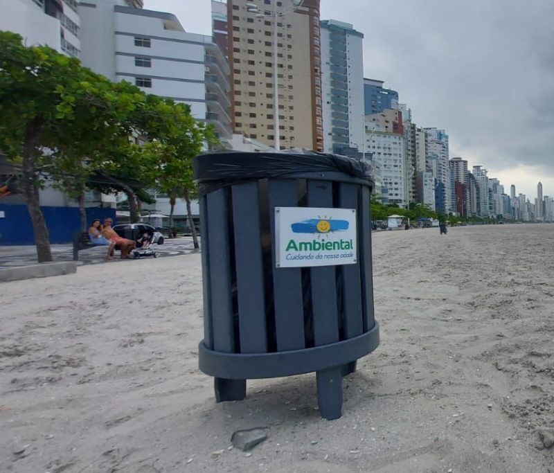 Quase mil lixeiras estão espalhadas pela Praia Central &#8211; Foto: Reprodução/Paulo Metling/NDTV