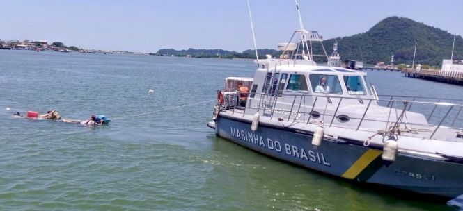 imagem mostra embarcação da Marinha do Brasil de Itajaí