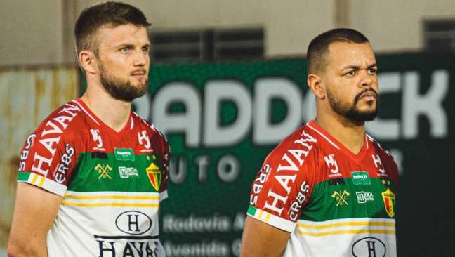 O time catarinense entrou em campo com fita preta no uniforme m homenagem &agrave;s v&iacute;timas da Guerra na Ucr&acirc;nia – Foto: Foto: Lucas Wippel/Brusque FC
