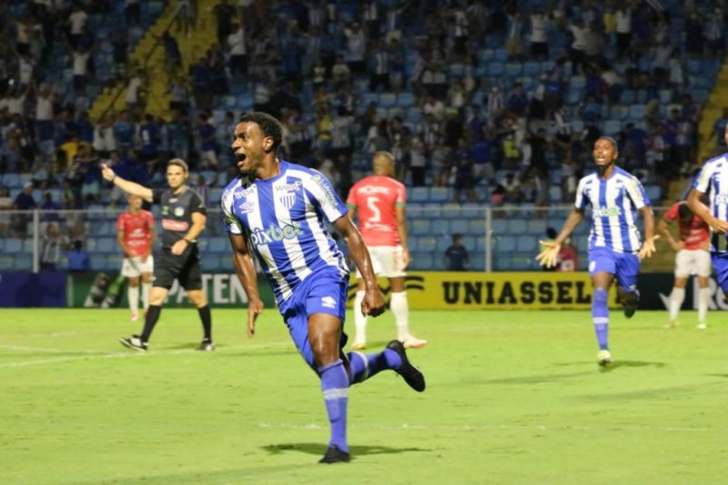 Muriqui comemora gol pelo Avaí em última passagem pelo clube 