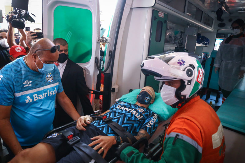 Ao chegar ao Beira-Rio, volante &eacute; encaminhado para o hospital – Foto: Lucas Uebel/Gremio FBPA/ND