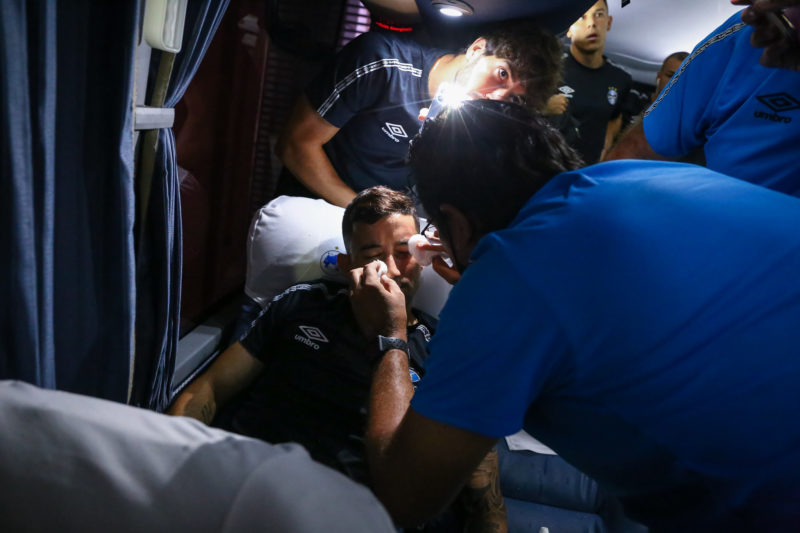 Villasanti recebe atendimento ainda dentro do &ocirc;nibus. – Foto: Lucas Uebel/Gremio FBPA/ND