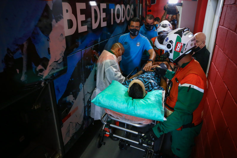 Ao chegar ao Beira-Rio, volante &eacute; encaminhado para o hospital – Foto: Lucas Uebel/Gremio FBPA/ND