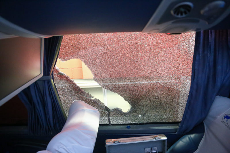 Objetos jogados por torcedores atingiram a janela do ve&iacute;culo. – Foto: Lucas Uebel/Gremio FBPA/ND